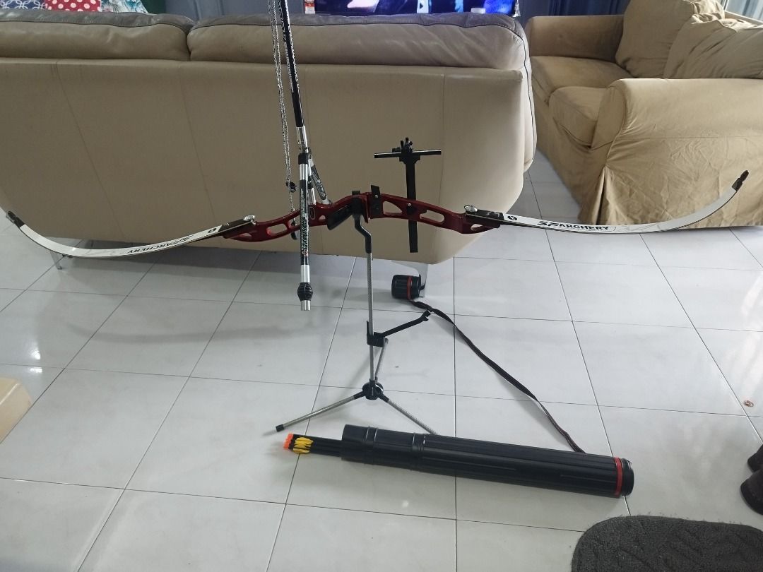 Full set Hoyt Horizon recurve bow with a dozen of arrows including