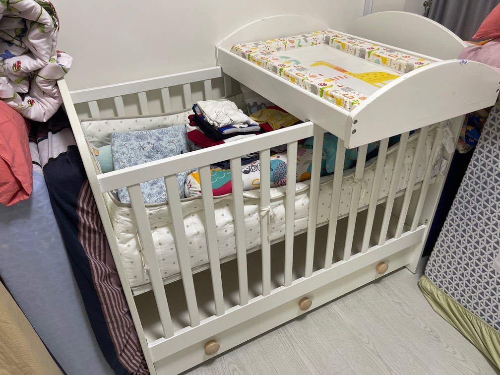 Ikea Baby Cot with changing diapers board attachable Babies