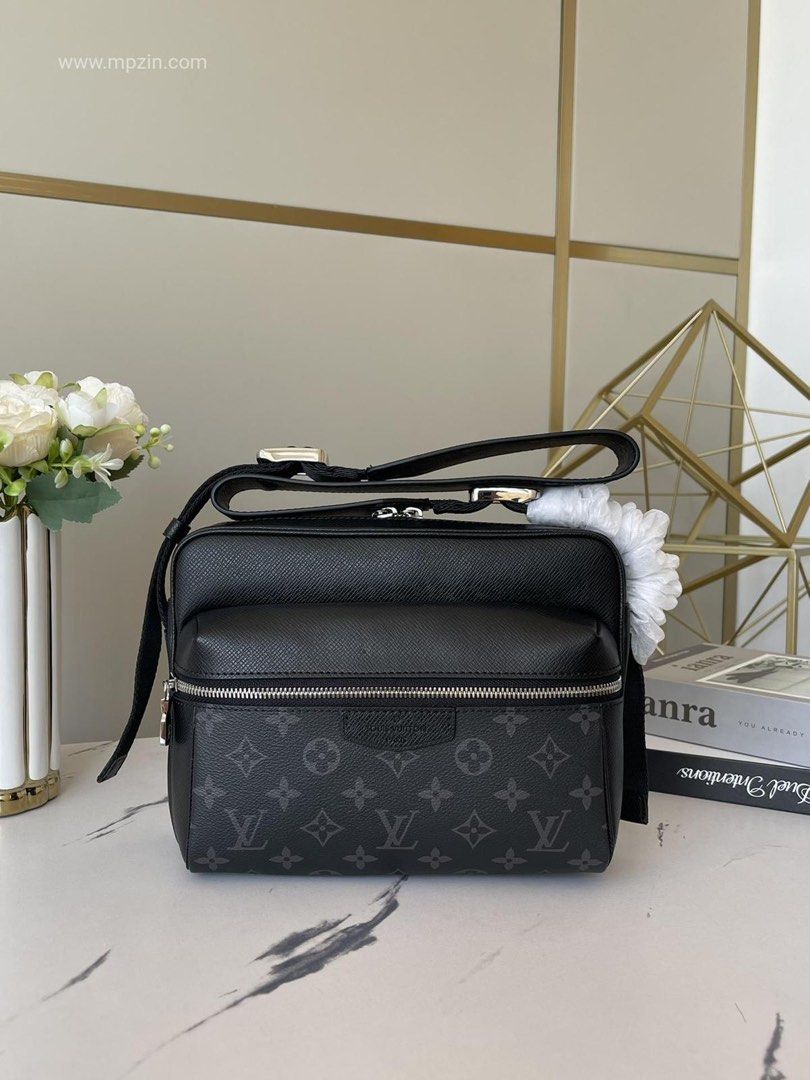 Lv shop outdoor messenger