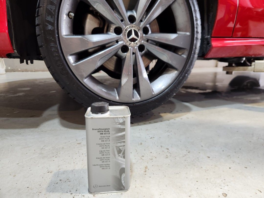 MercedesBenz W117 CLA180 Servicing Using Mercedes Engine Oil 5W30, Oil