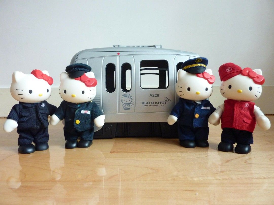 MTR 地鐵　香港　地下鉄　hello kitty 列車 MTR 地鐵 香港 地下鉄 hello kitty 列車 🍂 MTR Hello Kitty Red