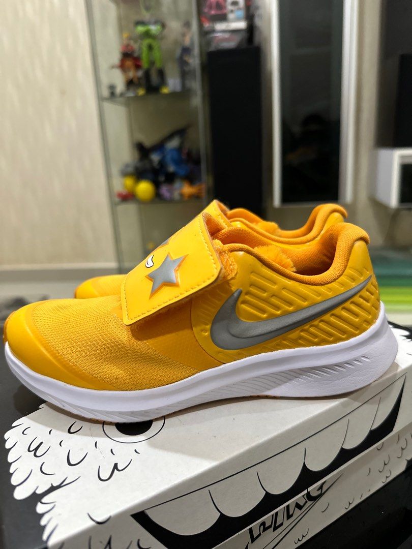 Nike star outlet runner gold