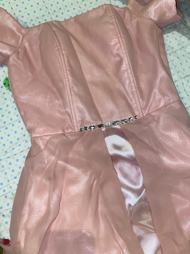 Old Rose Bridesmaid Gown (Category: Evening dresses & gowns) located in Meycauayan. Submitted by cee_declutters (Listing ID 1258189218, Image 3). Description: Fits XS-S Frame Used ONCE 📍Meycauayan, Bulacan.