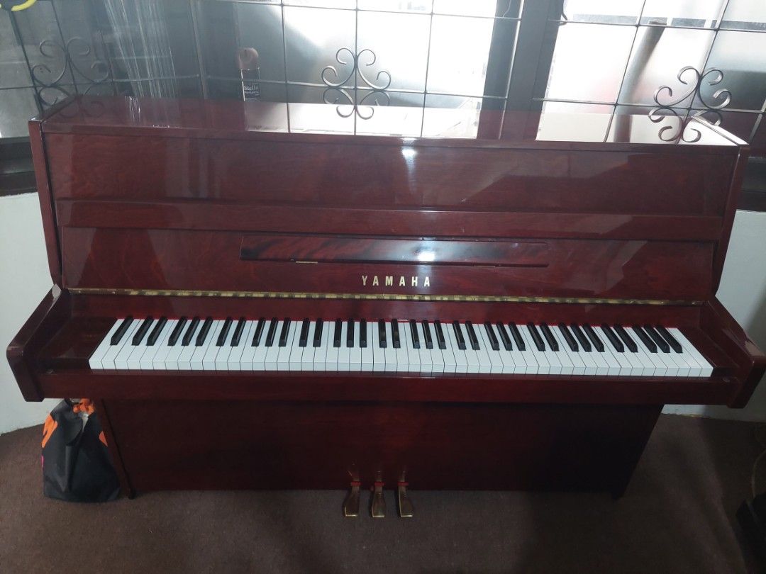 Piano Yamaha C 108 warna merah maroon