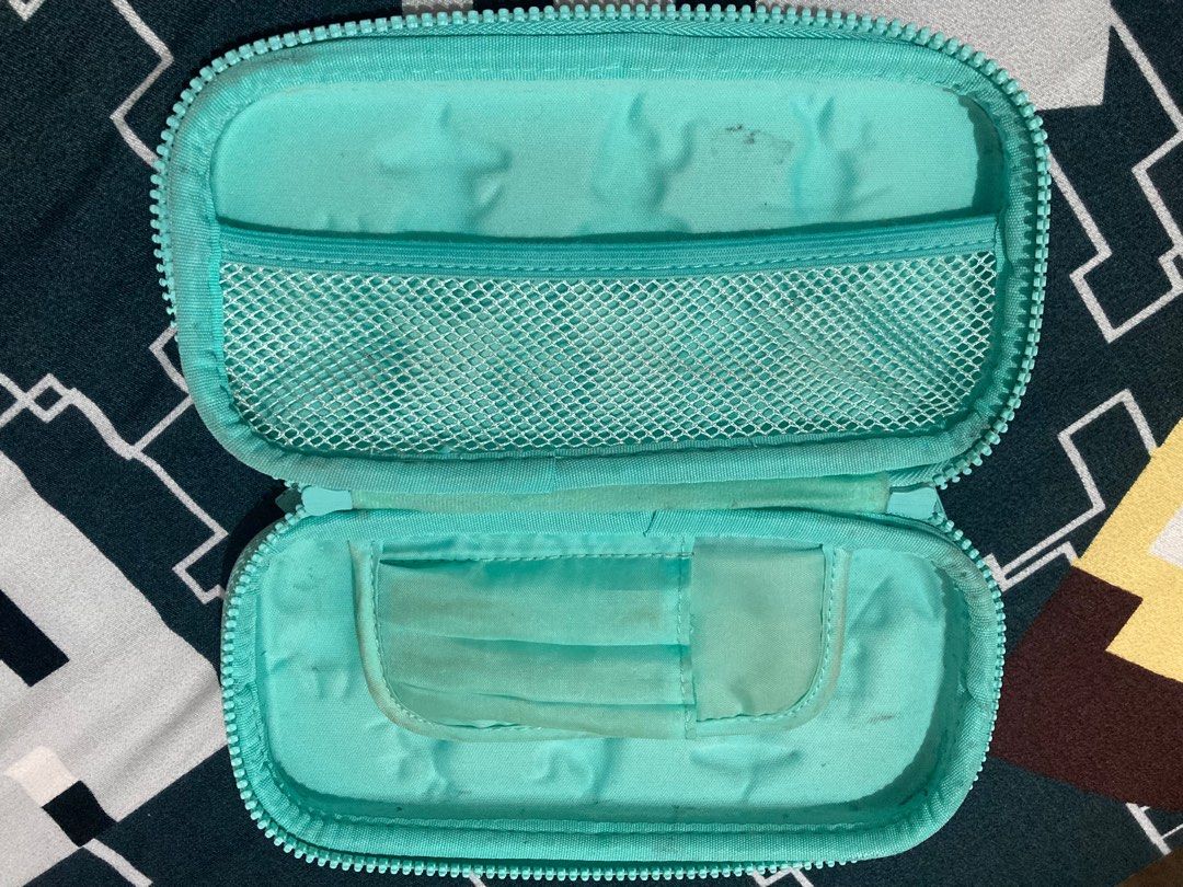 Preloved Smiggle Pencil Case (Category: Babies & Kids Fashion) located in Quezon City. Submitted by g0bblyg33kd0m (Listing ID 1258149400, Image 3). Description: 💖 Preloved Smiggle Pencil Case 🏷️ PRICE: ₱ 230 📌Guaranteed Authentic: Smiggle Brand 🔴 Reason for Selling: Decluttering 💳 Payment: GCash 📸 Actual photos used 📩 DM for close-ups or videos! .