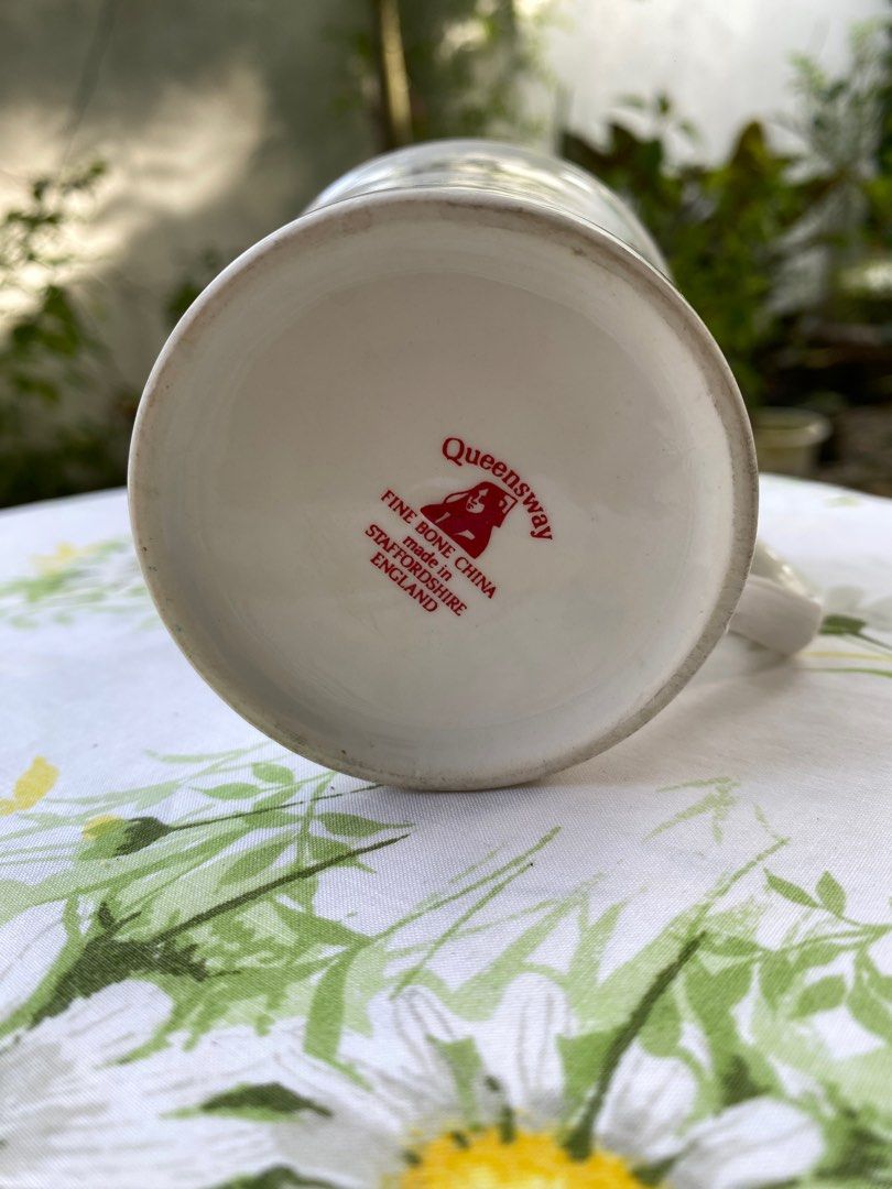 Queensway Fine Bone China Mug with White Flowers and Gold Detailed Rim