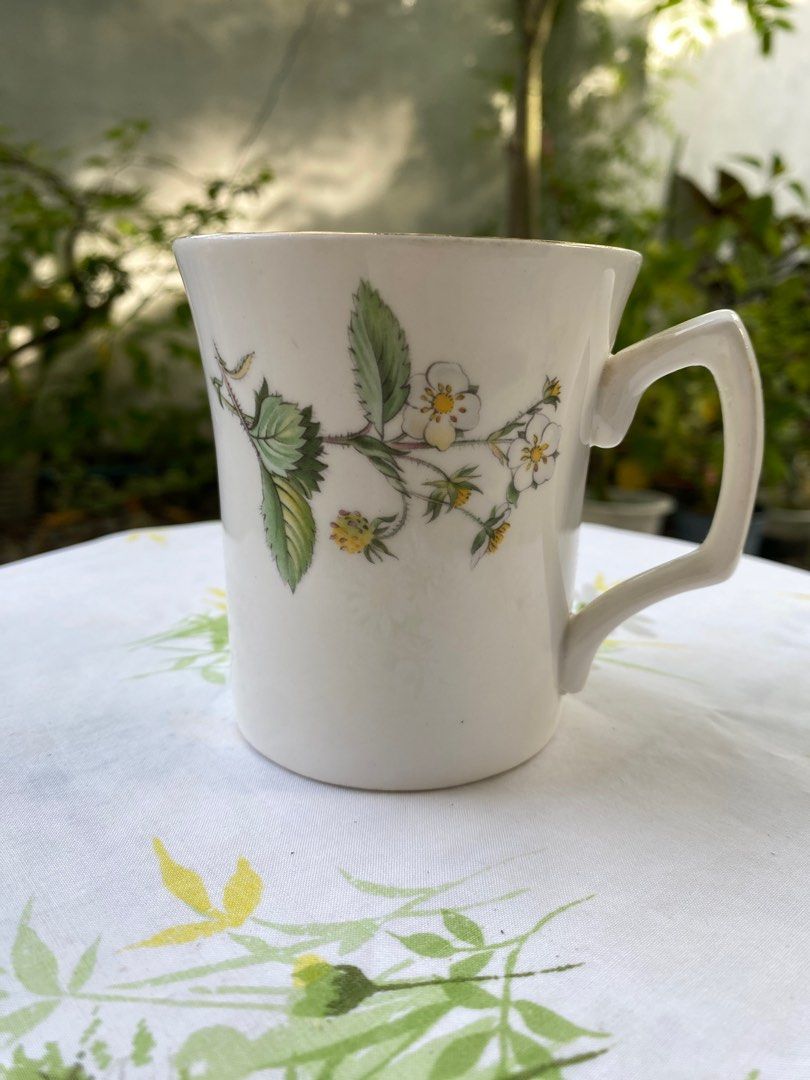 Queensway Fine Bone China Mug with White Flowers and Gold Detailed Rim