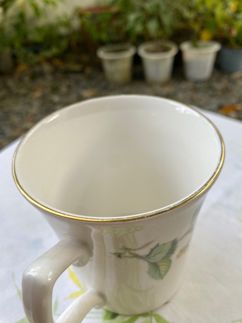 Queensway Fine Bone China Mug with White Flowers and Gold Detailed Rim