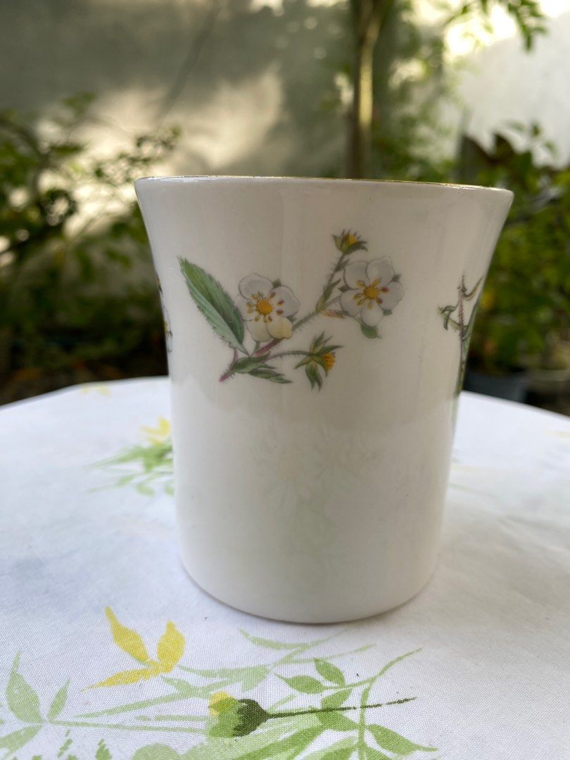 Queensway Fine Bone China Mug with White Flowers and Gold Detailed Rim