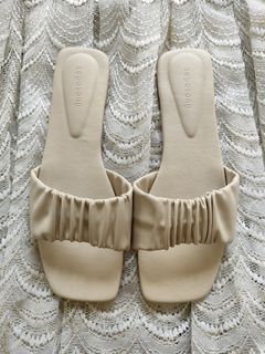 Sepasang Flatshoes - Sandal Wanita (PRELOVED NEW)