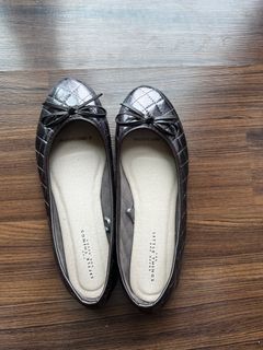 Sepatu Little Things She Needs Warna Ungu Metalic