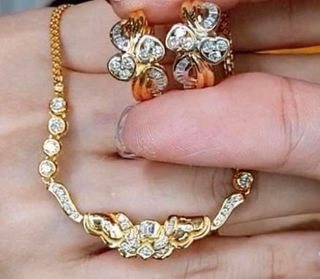 SET EARRINGS AND NECKLACE WITH DIAMONDS