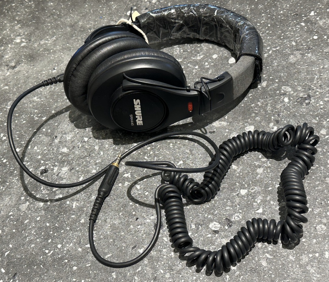 Shure SRH440 Professional Studio Headphones (DEMO SALE #236), Audio,  Headphones  Headsets on Carousell