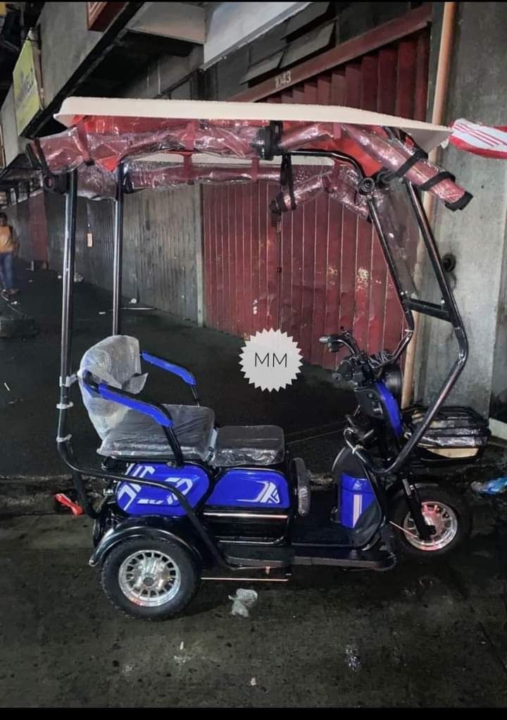 Super fashion 3 wheels mini (Category: Bicycles) located in Manila. Submitted by minidivisoria (Listing ID 1258177684, Image 2). Description: NEW ARRIVAL Super FASHION ebike 3 wheels with ROOF! INCLUSIONS: Unit with complete accessories Side mirror with trapal automatic wiper Colors avail Red Black Gray Blue green Specs. With wiper With panel With anti theft alarm 3 seater Front & Back Basket Battery Lead Acid 48v 20AH 600Watts 40-50Km Range 40-6