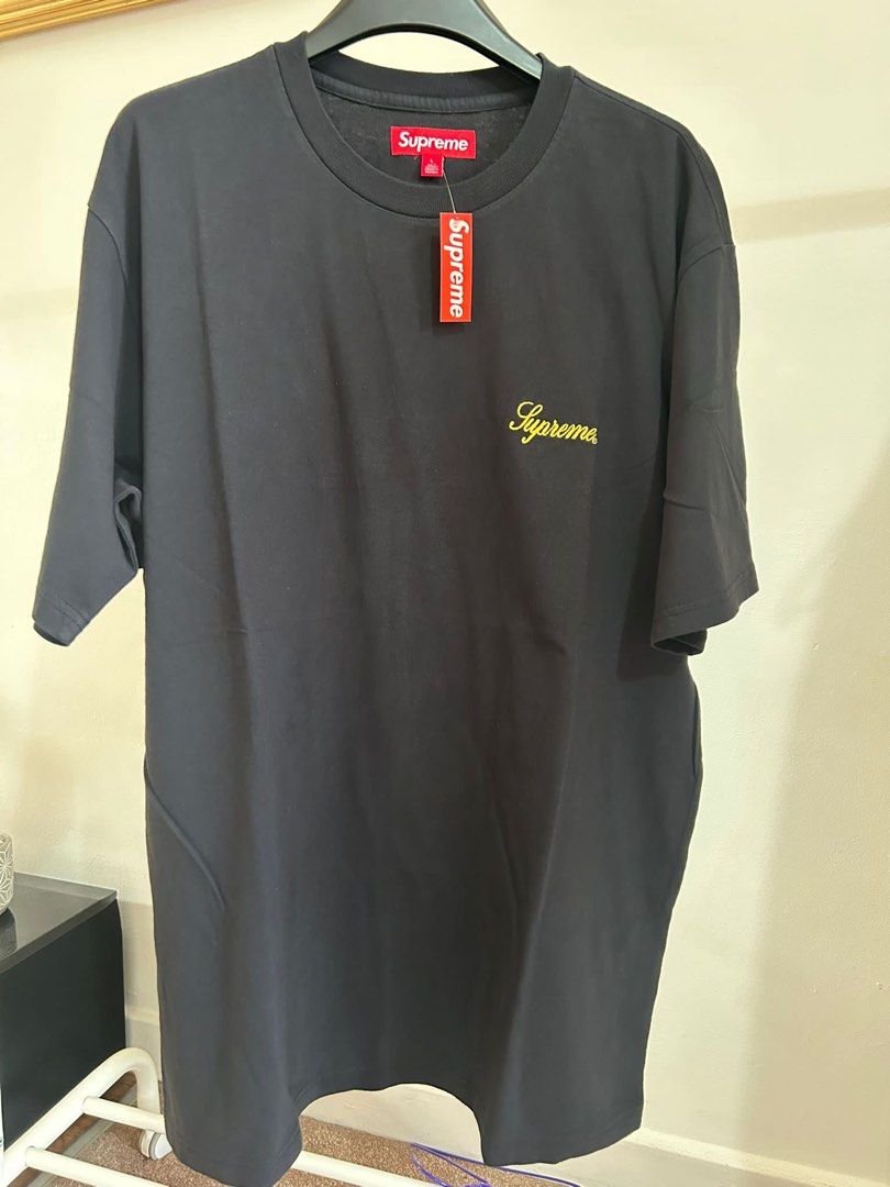 Supreme L Size 全新黑底黃字tee T-shirt, 名牌, 服裝- Carousell