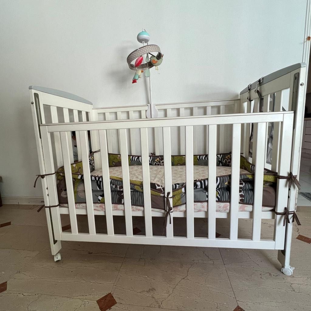 Sussex baby store cot