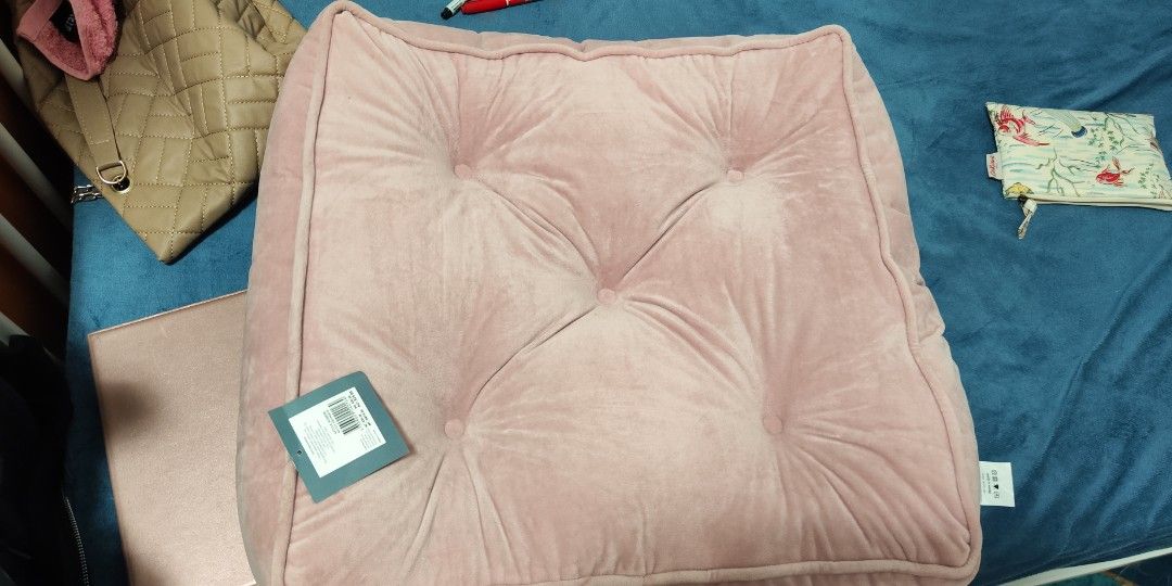 Spotlight store floor cushion