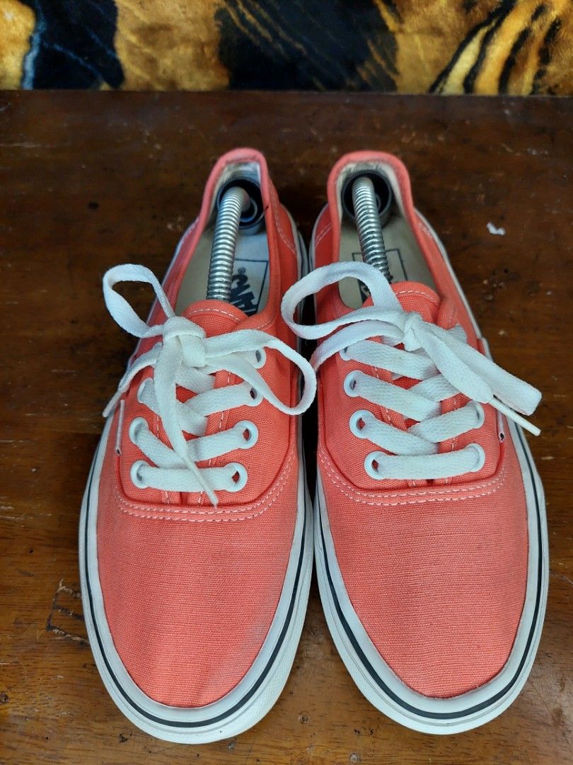 VANS AUTHENTIC SIZE 6.5 WOMEN