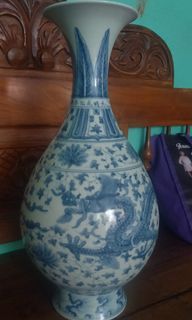 Vas bunga biru putih