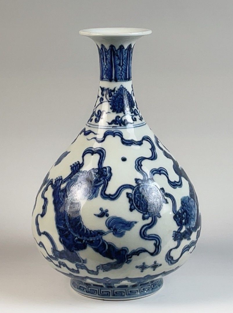 古董瓷器收藏：明宣德款青花雙獅紋玉壼春瓶（入明）收藏品級別
