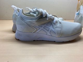 全新亞瑟士慢跑鞋