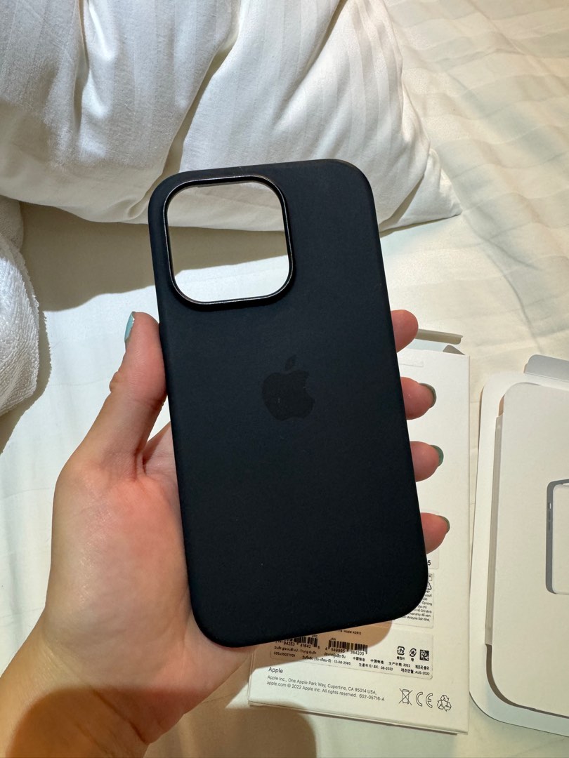 Authentic Apple Silicone Case with Magsafe in Midnight for iPhone 14