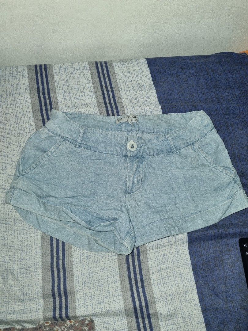 Cotton On short (Category: Shorts) located in Manila. Submitted by paramorexd (Listing ID 1262922966, Image 1). Description: Selling my short :) Size 25-26. Best fit on small frame. Pm for more details :) Thank you very much.