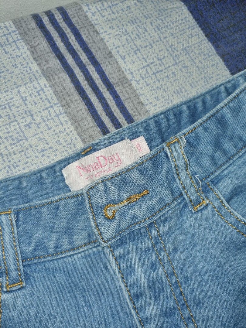 Denim Short (Category: Shorts) located in Manila. Submitted by paramorexd (Listing ID 1262924197, Image 3). Description: Selling po my short :) Size xs best fit with small frame RFS: Bawas gamitttt Thank you very much :).