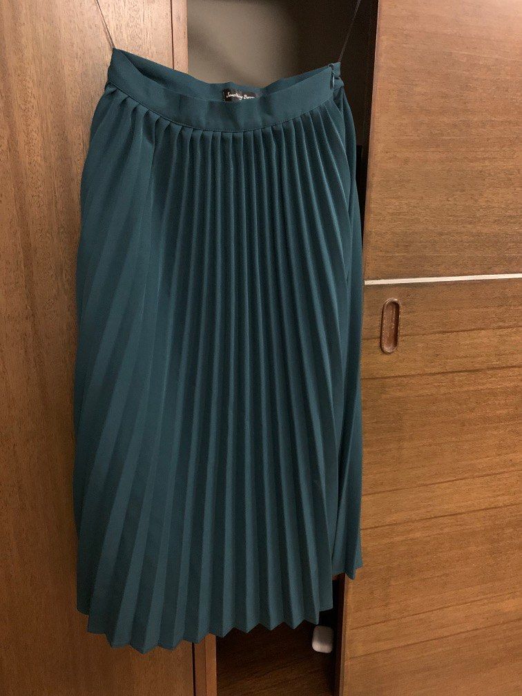 Emerald green pleated skirt (Category: Skirts) located in Taguig. Submitted by sclosetcleanup (Listing ID 1262866253, Image 1). Description: .