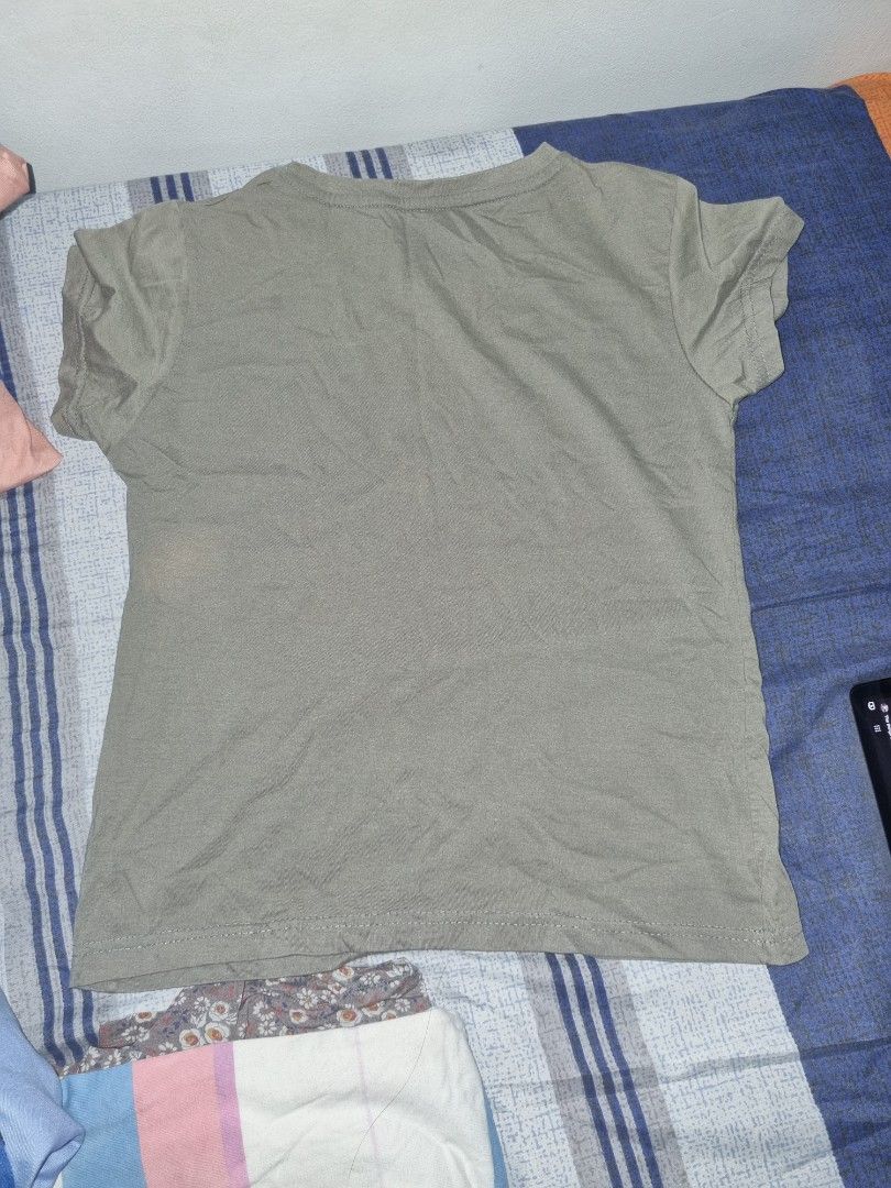 Gray Shirt (Category: Shirts) located in Manila. Submitted by paramorexd (Listing ID 1262925347, Image 2). Description: Selling my Top po :) fits with small frame RFS : Bawas gamit po. Thank you very much.