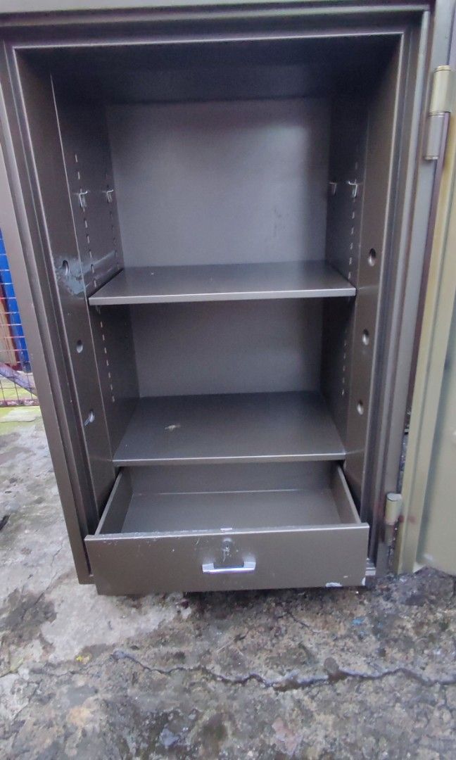 Heavy Duty Fire proof Safety Vault Gun Vault (Category: Safe) located in Valenzuela. Submitted by jmalano (Listing ID 1262862961, Image 3). Description: Fire Proof Safety Vault brand: Waco origin: Japan condition:In good condition, Used, well used with sign of usage , scratches due transport and handling. with adjustable shelves and drawer. approximate weight 300kgs. pick up Location Valenzuela City..