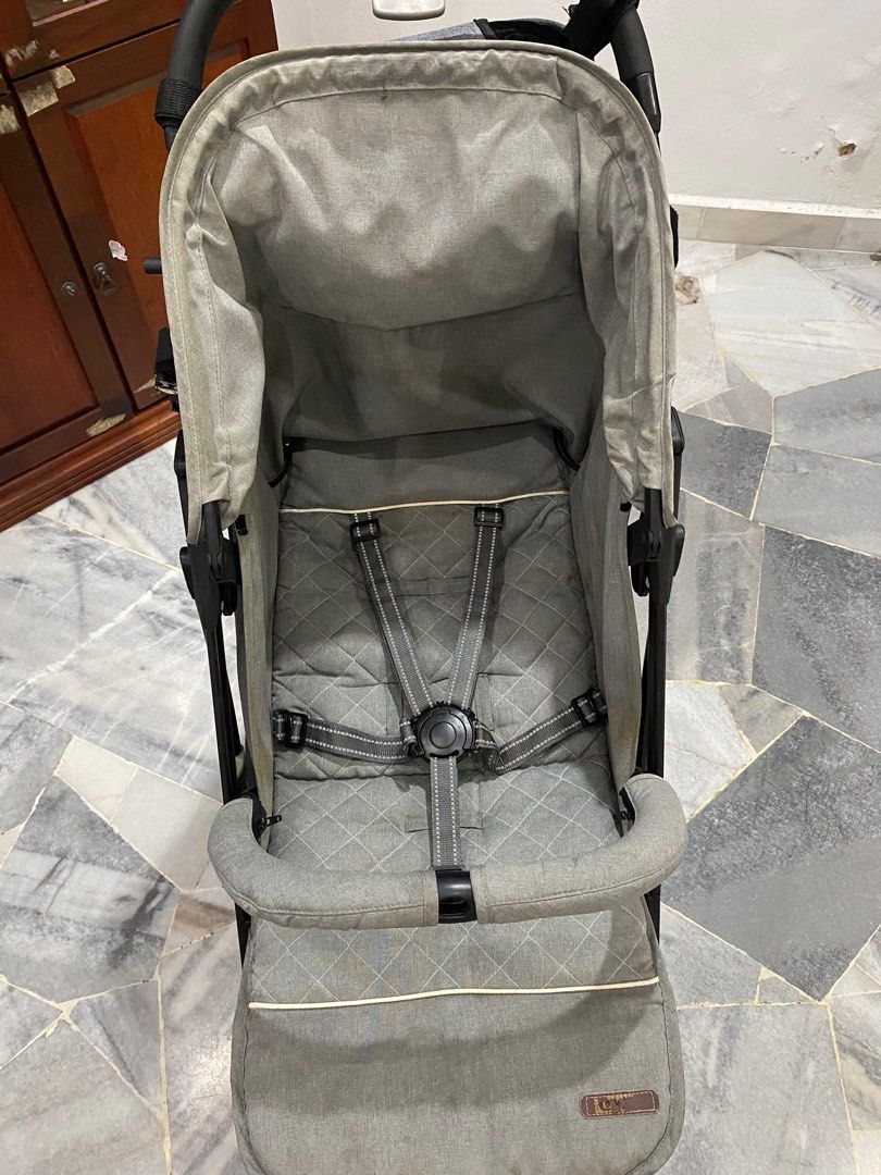 Looping Squizz upgrade version (Category: Strollers) located in Subang Jaya. Submitted by fida_mg (Listing ID 1262856388, Image 3). Description: why you should grab this item? 1. this stroller already equipe with a big wheels (this is capable to ride on a various type of road condition) 2. looping console bag for easy storage item 3. FREE Looping diaper bag match with this stroller color 4. FREE papas mamas revisible liner to cover stroller seat 
