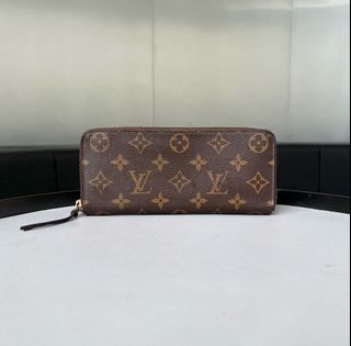 Louis Vuitton compact wallet from seller “Jerseyland020”. Took 21