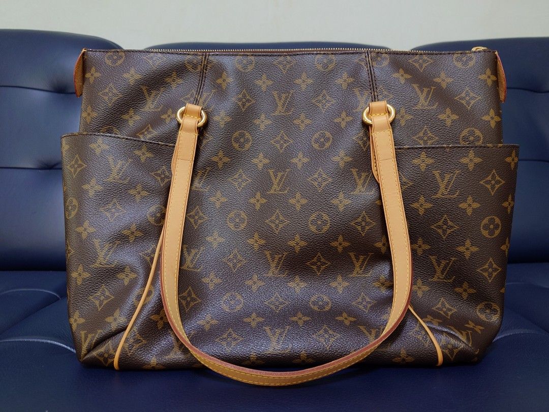 💯% Authentic LV Monogram Totally MM Tote Bag, Luxury, Bags & Wallets on  Carousell