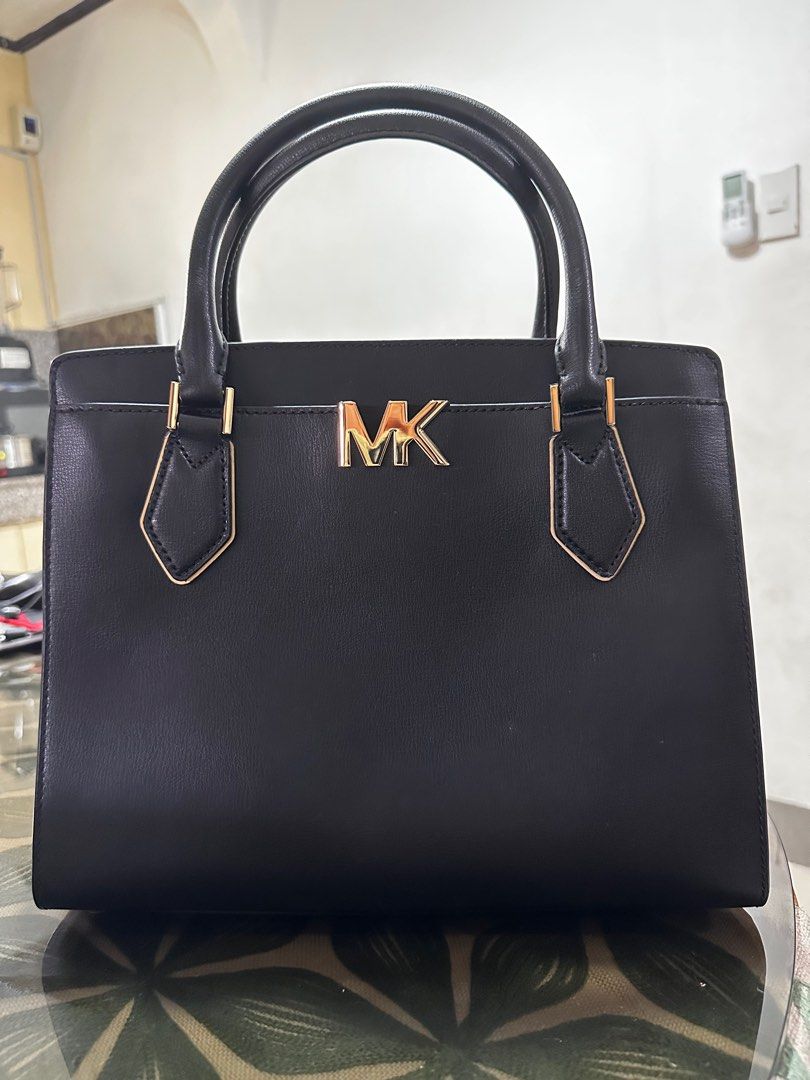 Michael Kors Mott LG Satchel leather (Category: Luxury Bags & Wallets) located in Mandaluyong City. Submitted by Mshy09 (Listing ID 1262881062, Image 3). Description: Original Michael Kors LG Satchel Handbag with Sling All items from USA RFS: Selling low for medical expenses..
