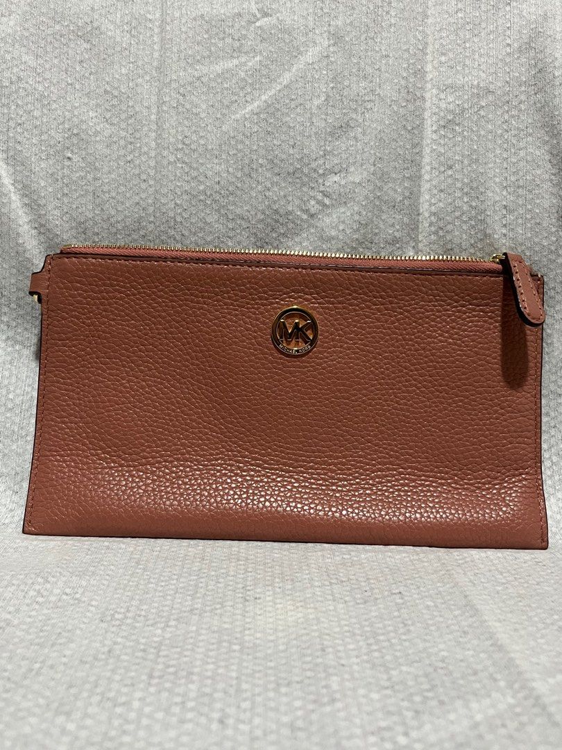 Michael kors pink 2025 wristlet