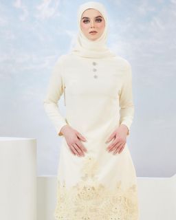 Size L Myravallyn Leyla Kurung