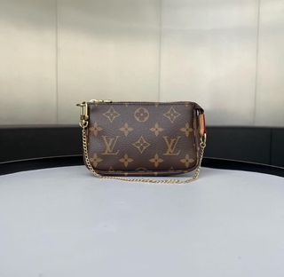 So is the Rosalie Coin purse now a golden button or leather still?  Confusing site images : r/Louisvuitton