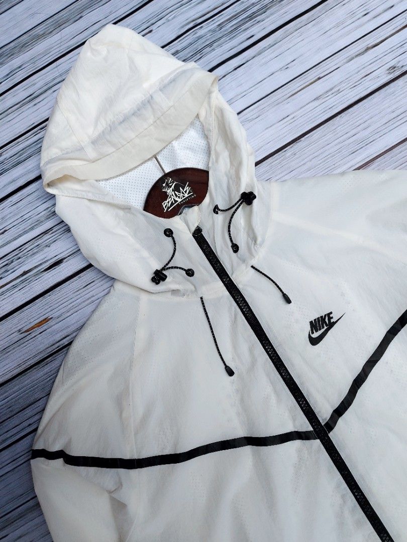 Nike sportwear tech aeroshield windrunner Fesyen Pria Pakaian