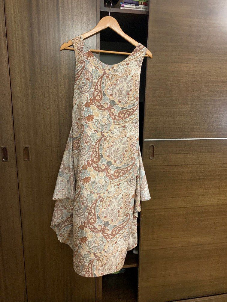 Paisley maxi dress (Category: Dresses) located in Taguig. Submitted by sclosetcleanup (Listing ID 1262866643, Image 1). Description: No brand. Bought in SG. Fits XXS. No zipper or buttons..