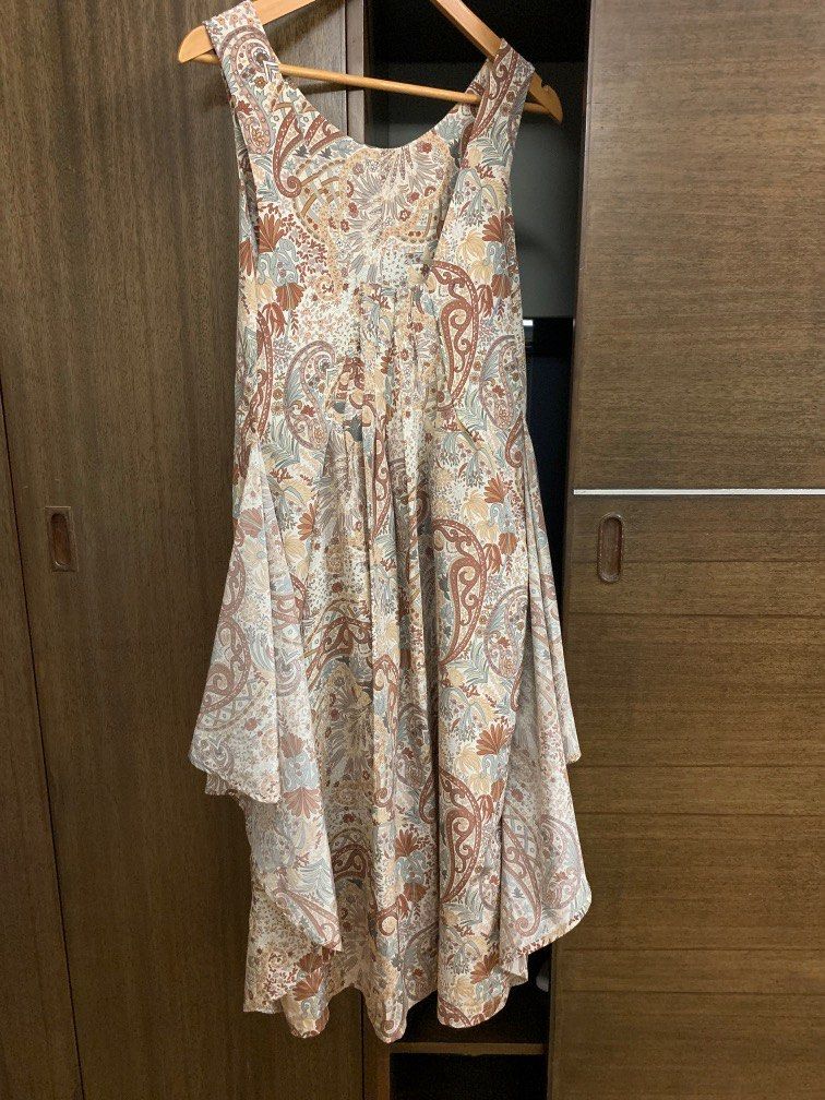Paisley maxi dress (Category: Dresses) located in Taguig. Submitted by sclosetcleanup (Listing ID 1262866643, Image 2). Description: No brand. Bought in SG. Fits XXS. No zipper or buttons..