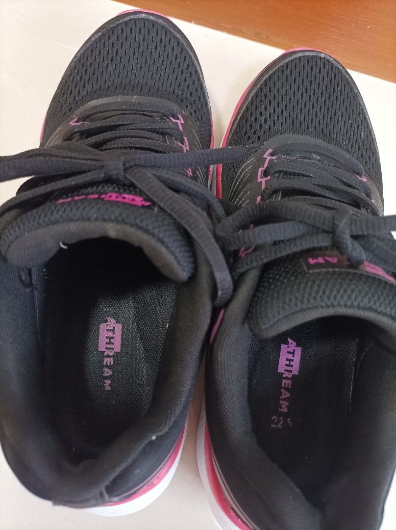 Running shoes sneakers. Bought in Japan.Non slip sole. Good
