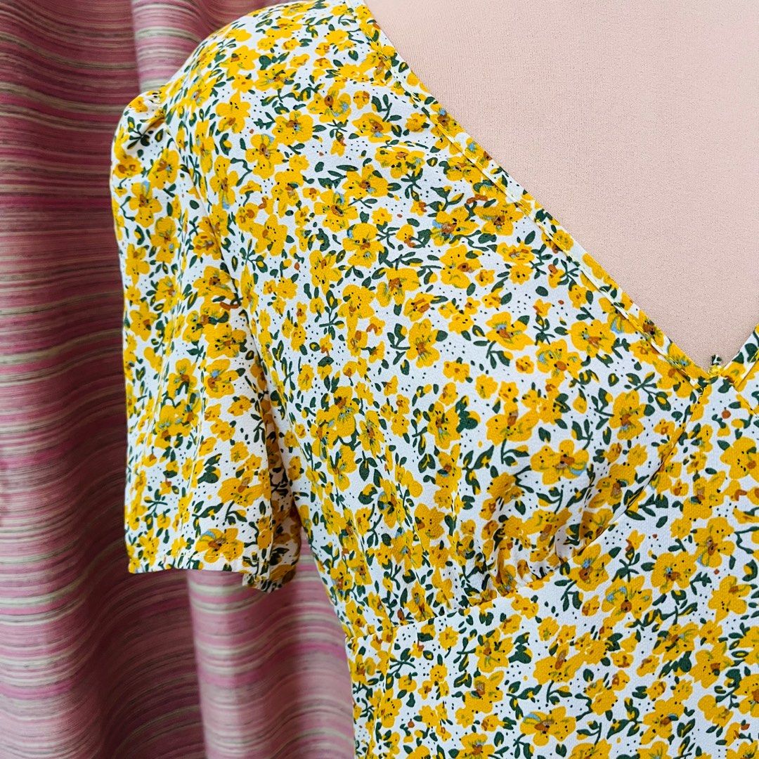 Shein Floral Dress (Category: Dresses) located in Caloocan City. Submitted by nishstudio (Listing ID 1262889052, Image 3). Description: Best fit Medium Used twice only From Shein Back zipped Floral dress.