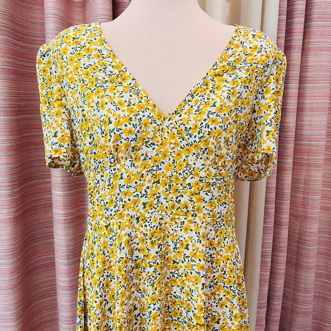 Shein Floral Dress (Category: Dresses) located in Caloocan City. Submitted by nishstudio (Listing ID 1262889052, Image 2). Description: Best fit Medium Used twice only From Shein Back zipped Floral dress.