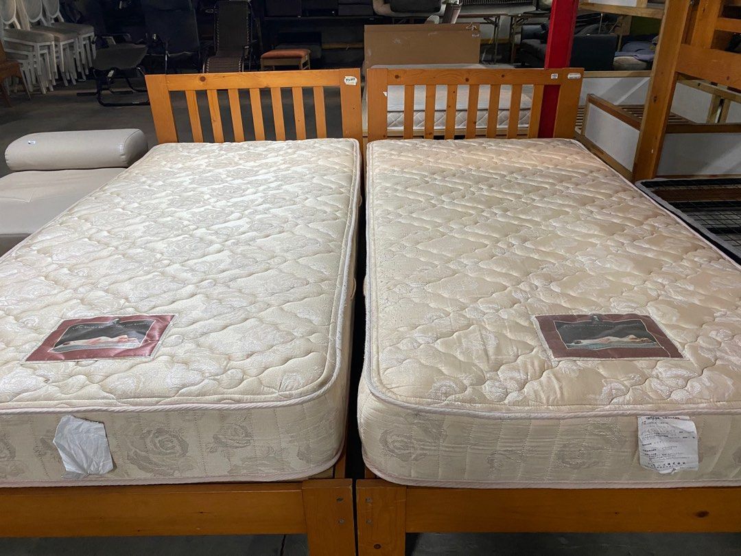 SINGLE SIZE BED SET IN GOOD CONDITION SIZE 39x77 7inches foam
