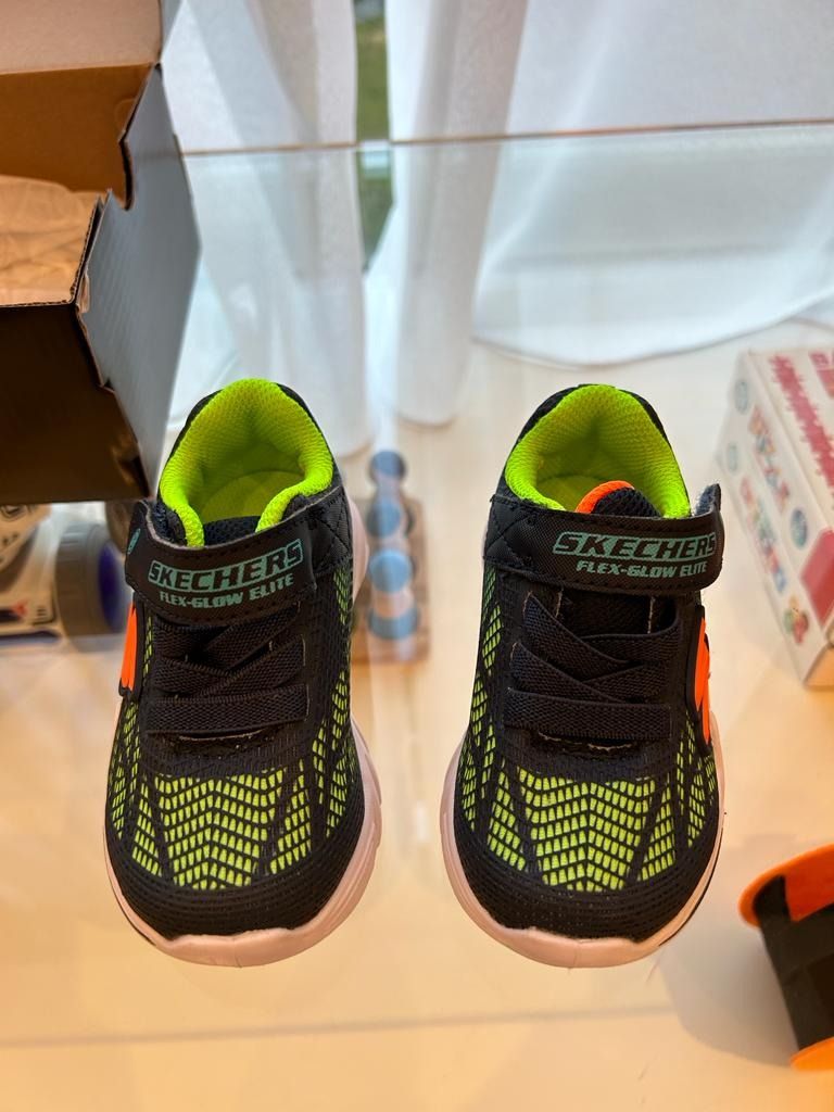 Skechers EUR22 USA6 Size Shoes with Lights Babies Kids Babies