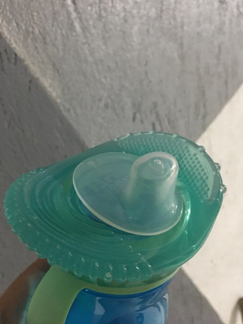 The first Years brand water bottle with teether (Category: Weaning & Toddler Feeding) located in Las Pinas. Submitted by lifem (Listing ID 1262937968, Image 2). Description: Water bottle level 1. Good as first time water feeder. Multipurpose because it has teether on 2 sides. Got this from SM mall. Trusted material & high quality! .