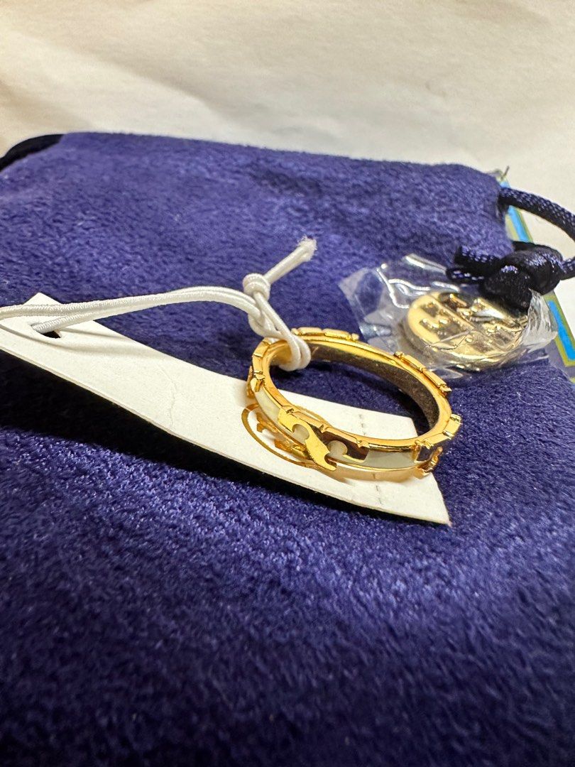 Tory Burch Stackable Ring 戒指 （分類：戒指）位於 Hong Kong。 由 cst10 提交（商品編號 1262938993，圖片 2）。簡介： 只有白色。