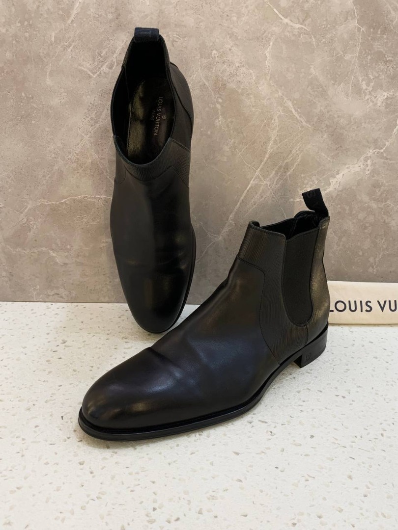 SEPATU Louis Vuitton Harga : 500 k Size : 45 Insole : 29 cm Made in Italy  Kondisi : Mulus seperti baru Info lebih lajut bisa Dm atau…