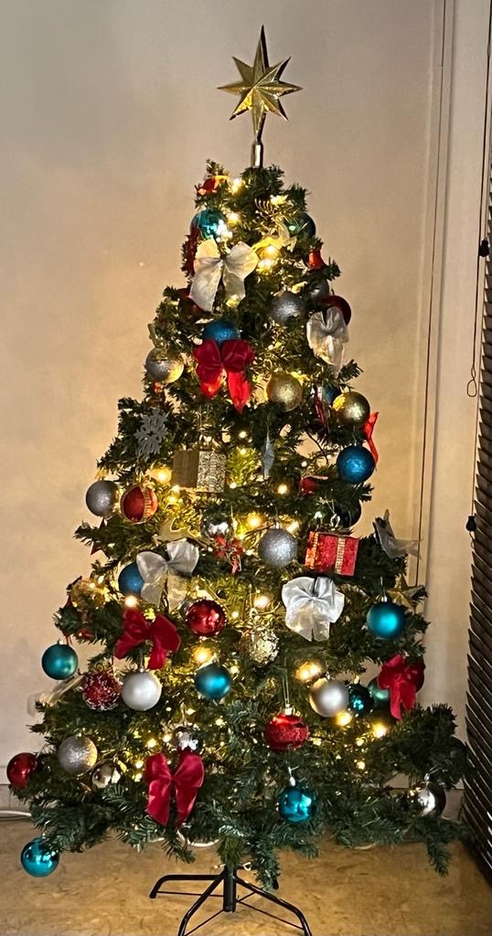 6 feet Christmas tree complete with lights and decorations, Furniture